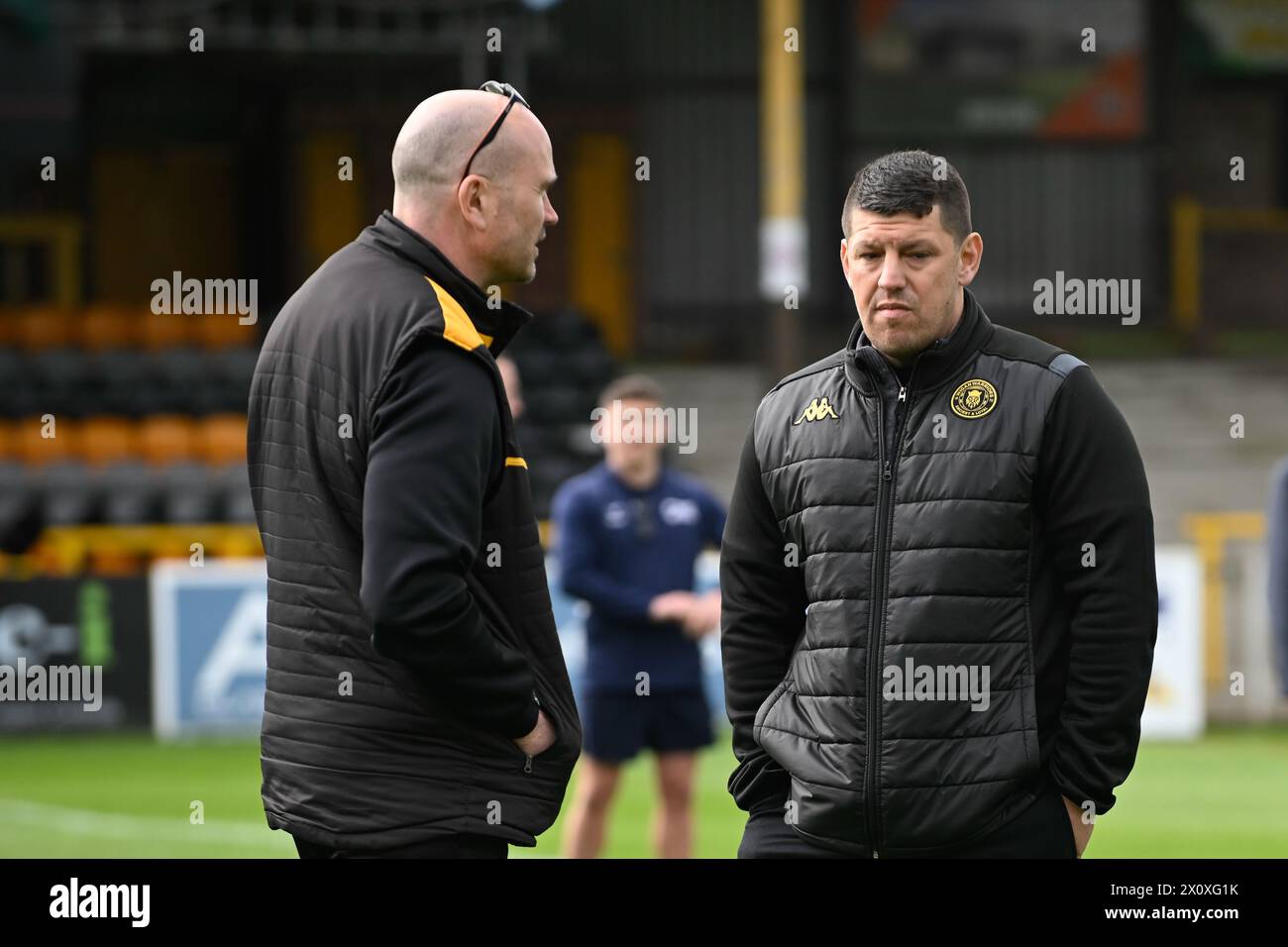 Matt Peet Head Coach von Wigan Warriors und Craig Lingard Head Coach von Castleford Tigers sprechen über das Spielfeld vor dem Betfred Challenge Cup Quarter Final Match Castleford Tigers vs Wigan Warriors im Ming-A-hose Jungle, Castleford, Großbritannien, 14. April 2024 (Foto: Craig Cresswell/News Images) Stockfoto