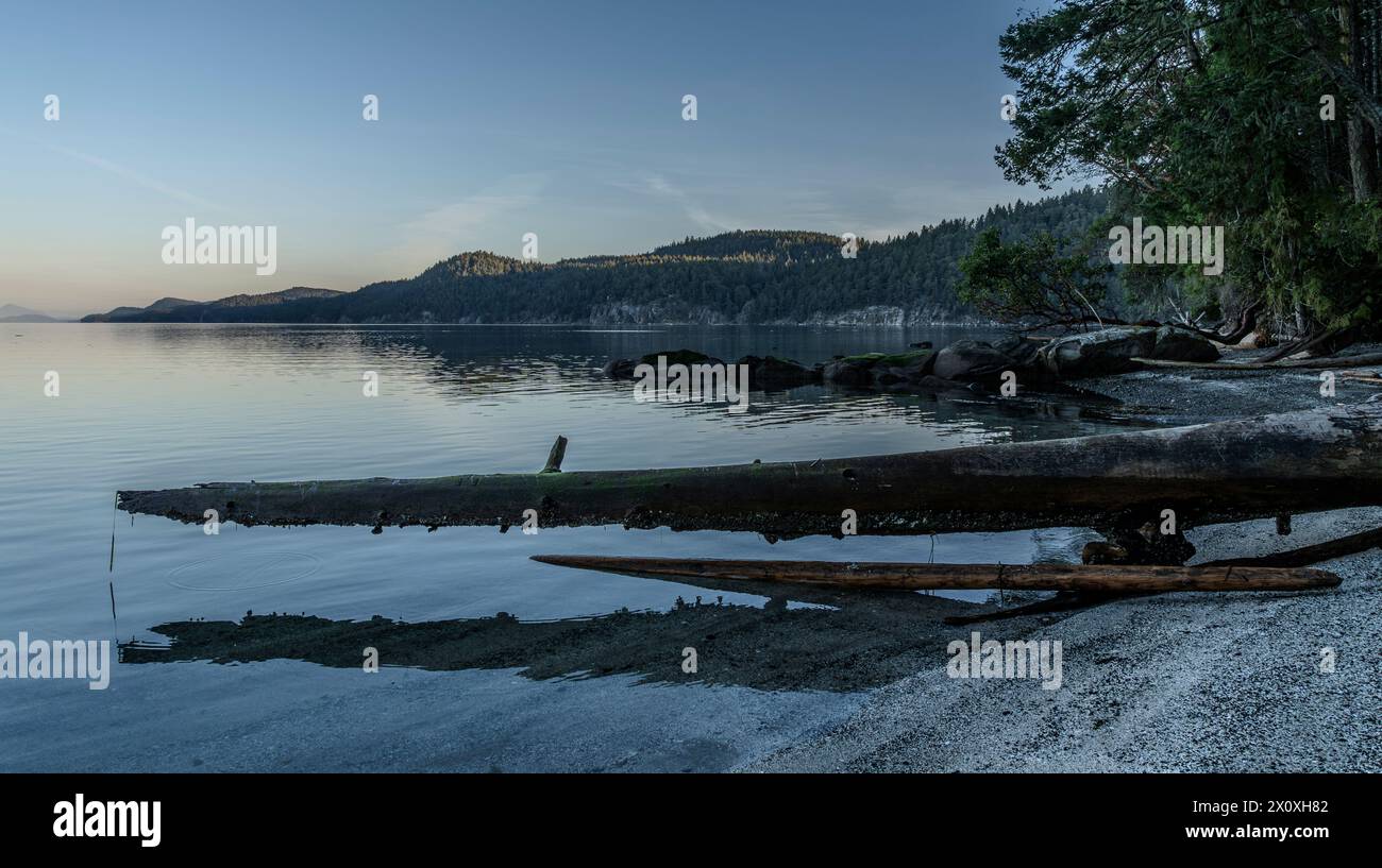 Sonnenaufgang an einem Strand auf der Gray Peninsula im Montague Harbour Marine Park auf Galiano Island in British Columbia, Kanada. Stockfoto