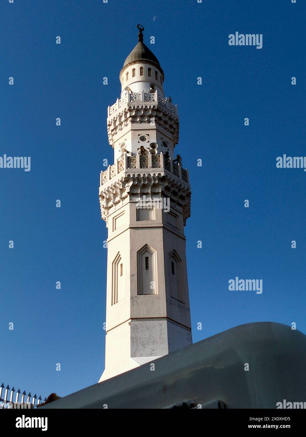 Moscheeturm in Medina, Saudi-Arabien mit blauem Himmel Hintergrund Stockfoto