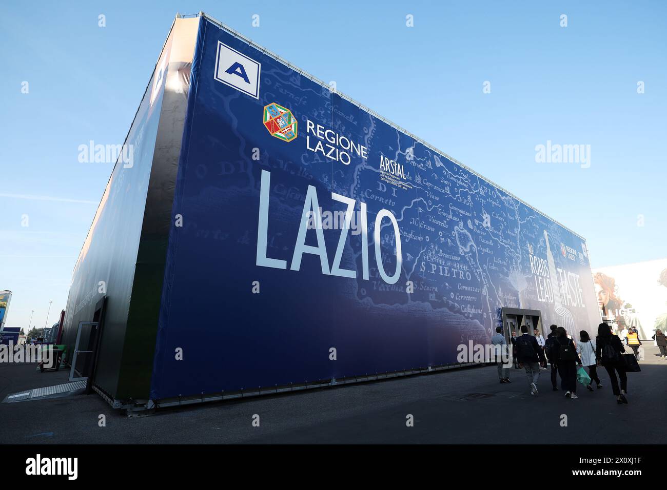 Verona, Italien. April 2024. Vinitaly 2024, Bandschnitt mit den Ministern Francesco Lollobrigida, Antonio Tajani, Adolfo Urso, Gennaro Sangiuliano und mit dem Gouverneur von Veneto Luca Zaia vier Tage in Verona für die 56. Ausgabe hat mehr als 4 Tausend ausstellende Unternehmen, in 17 Pavillons, was 100 Tausend Nettoquadrate von Ständen entspricht. Quelle: Unabhängige Fotoagentur/Alamy Live News Stockfoto