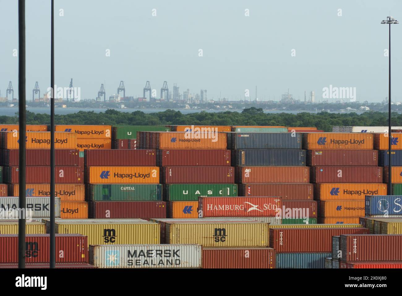 Seehafenterminal in Houston mit verstauten Containern verschiedener Verlader, die für das Verladen auf Schiffe und den Transport in andere Länder bereit sind. Stockfoto