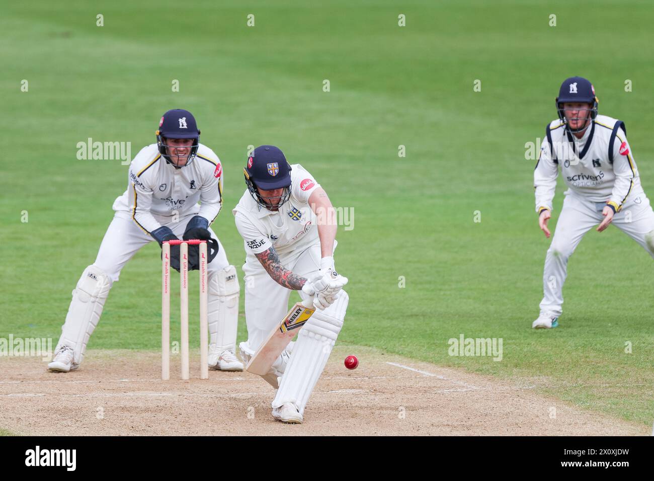 Birmingham, Großbritannien. April 2024. Durham's Brydon Carse in Aktion am 3. Tag des Spiels der Vitality County Championship Division One zwischen Warwickshire CCC und Durham CCC im Edgbaston Cricket Ground, Birmingham, England am 14. April 2024. Foto von Stuart Leggett. Nur redaktionelle Verwendung, Lizenz für kommerzielle Nutzung erforderlich. Keine Verwendung bei Wetten, Spielen oder Publikationen eines einzelnen Clubs/einer Liga/eines Spielers. Quelle: UK Sports Pics Ltd/Alamy Live News Stockfoto