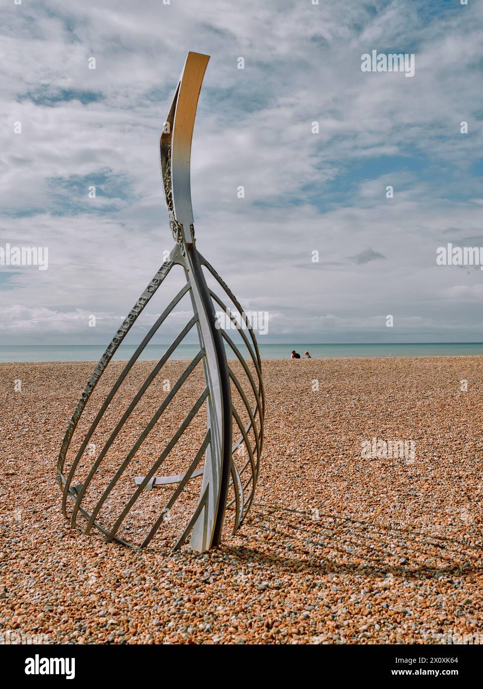 The Landing - eine normannische Long Boat Skulptur steigt aus Der von Leigh geschaffene Kiesel am Stade Hastings Strand Dyer in Hastings Old Town Sussex Großbritannien Stockfoto