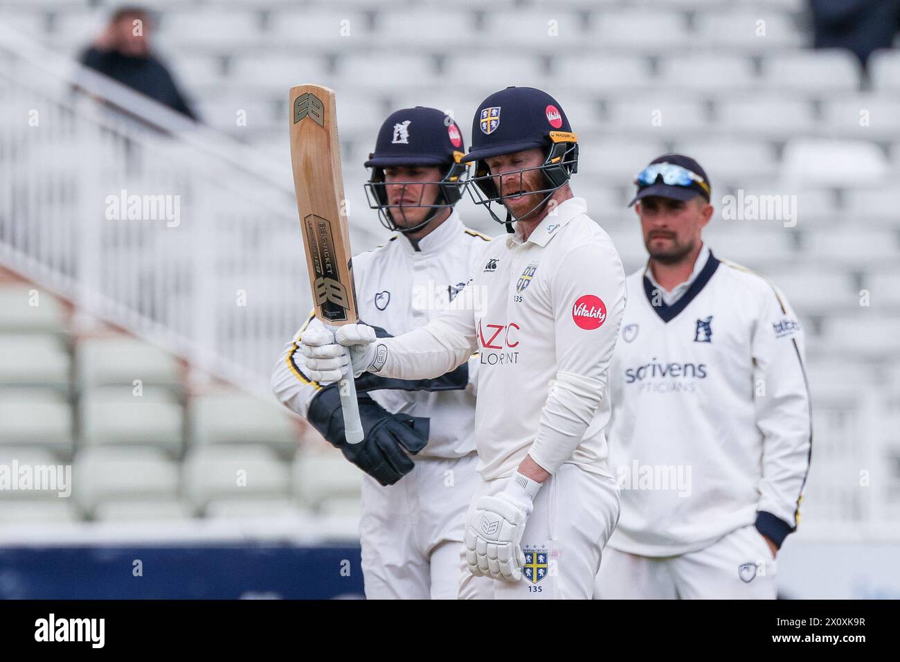 Birmingham, Großbritannien. April 2024. Durham's Graham Clark feiert sein halbes Jahrhundert am 3. Tag des Spiels der Vitality County Championship Division One zwischen Warwickshire CCC und Durham CCC im Edgbaston Cricket Ground, Birmingham, England am 14. April 2024. Foto von Stuart Leggett. Nur redaktionelle Verwendung, Lizenz für kommerzielle Nutzung erforderlich. Keine Verwendung bei Wetten, Spielen oder Publikationen eines einzelnen Clubs/einer Liga/eines Spielers. Quelle: UK Sports Pics Ltd/Alamy Live News Stockfoto