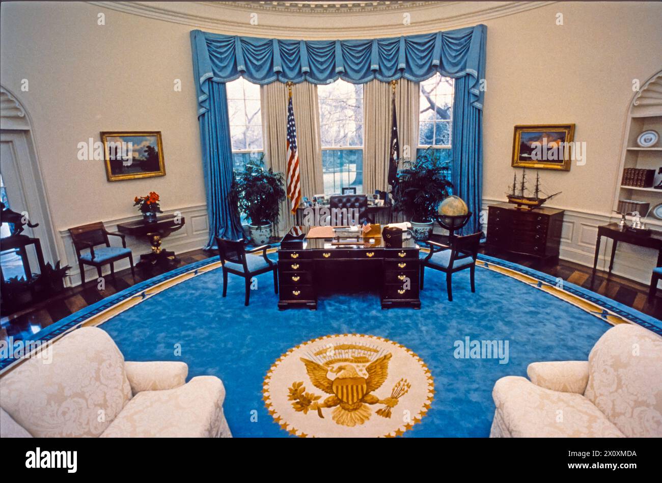 Umgestaltung des Oval Office des Weißen Hauses in Washington, D.C. während der Amtszeit von US-Präsident George HW Bush am 22. Januar 1990. Quelle: Susan Biddle/das Weiße Haus über CNP Stockfoto