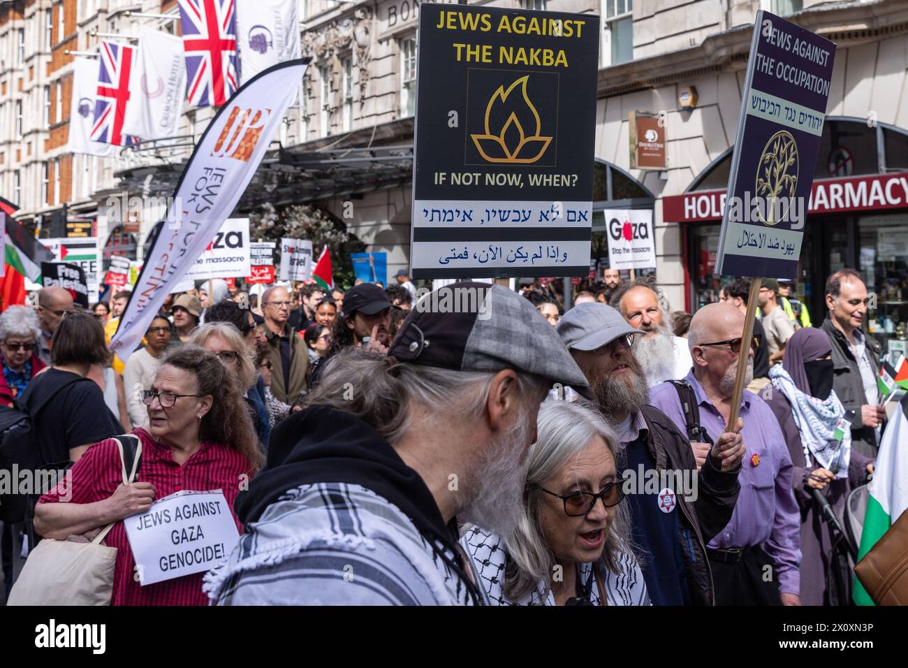 London, Großbritannien. April 2024. Mitglieder der jüdischen Gemeinde nehmen an einem Marsch für Palästina Teil, um einen dauerhaften Waffenstillstand in Gaza und ein Embargo für britische Waffenverkäufe an Israel zu fordern. Die Veranstaltung wurde von der palästinensischen Solidaritätskampagne, der Stop the war Coalition, den Friends of Al-Aqsa, der Muslimischen Vereinigung Großbritanniens, dem Palästinensischen Forum in Großbritannien und der CND organisiert. Quelle: Mark Kerrison/Alamy Live News Stockfoto