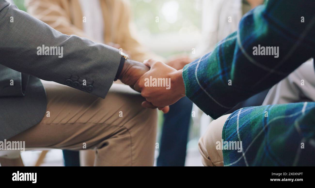 Hände halten, Unterstützung und Menschen, die Gott beten oder anbeten, zusammen in einem Kreis, der sich für Dankbarkeit, Sorgfalt und Vertrauen versammelt. Spirituell, Religion und Gruppe Stockfoto