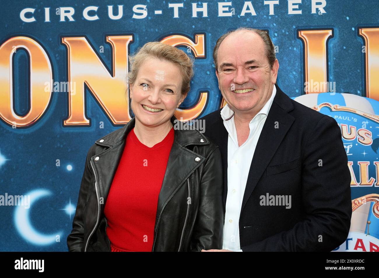 Moderator Wolfram Kons und seine Frau Alexa Apermann kommt zur Premiere des Circus Roncalli ArtistArt *** Moderator Wolfram Kons und seine Frau Alexa Apermann nehmen an der Premiere des Circus Roncalli ArtistArt Teil Stockfoto