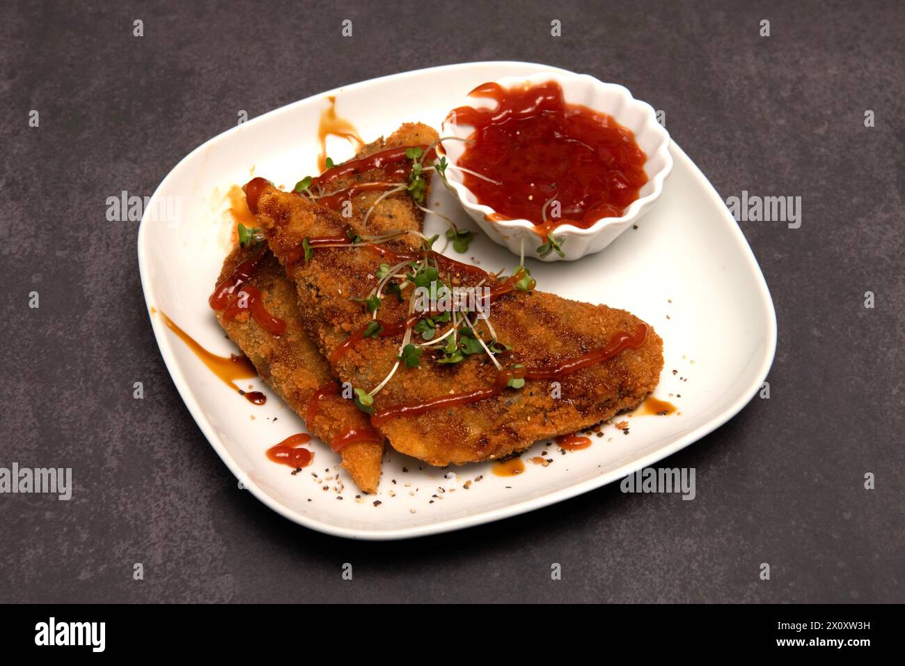 Srilankische Küche. Fischkoteletts mit heißer Chili-Sauce Stockfoto