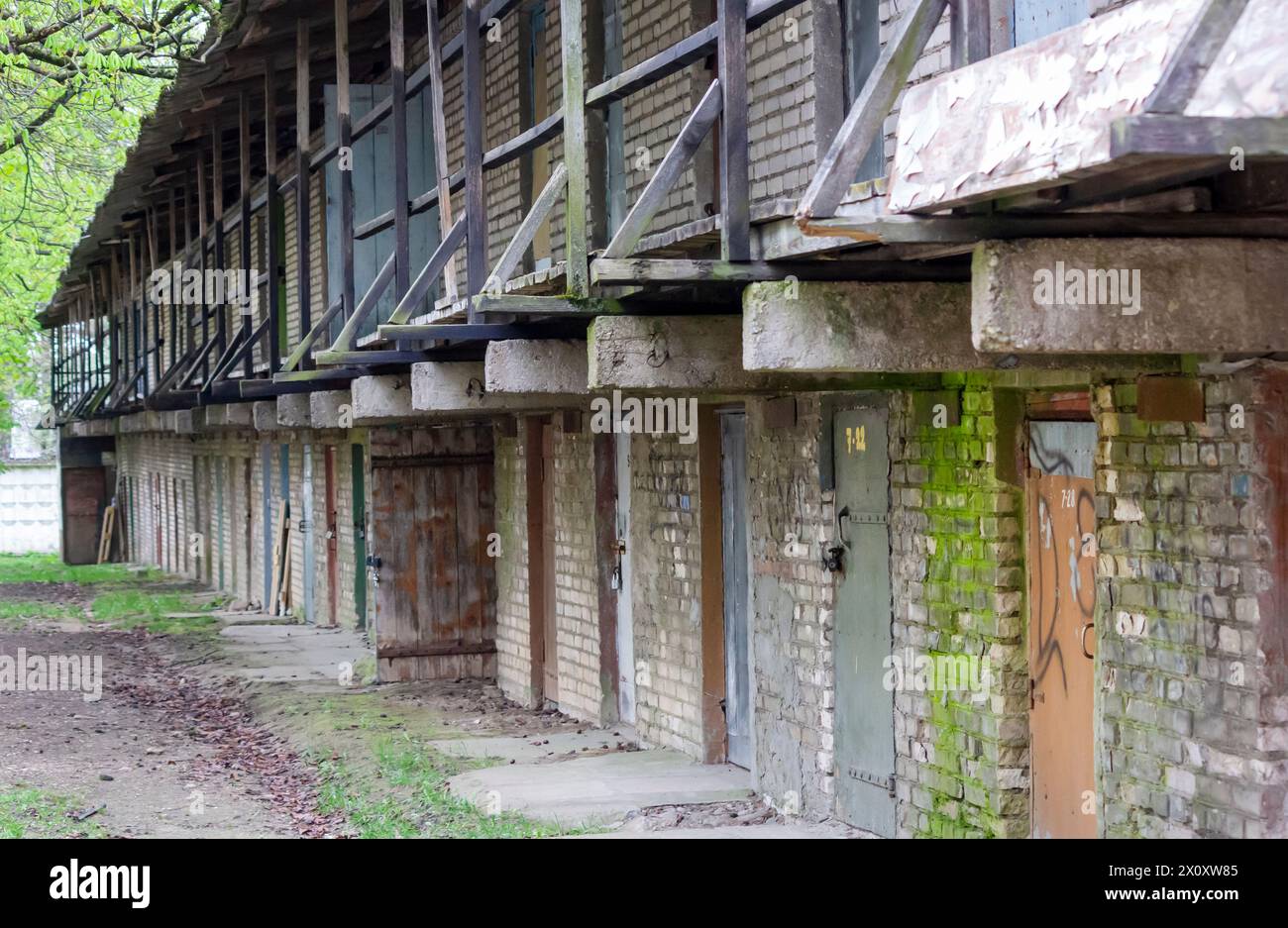 Viele alte zweistöckige Scheunen in der Stadt Stockfoto