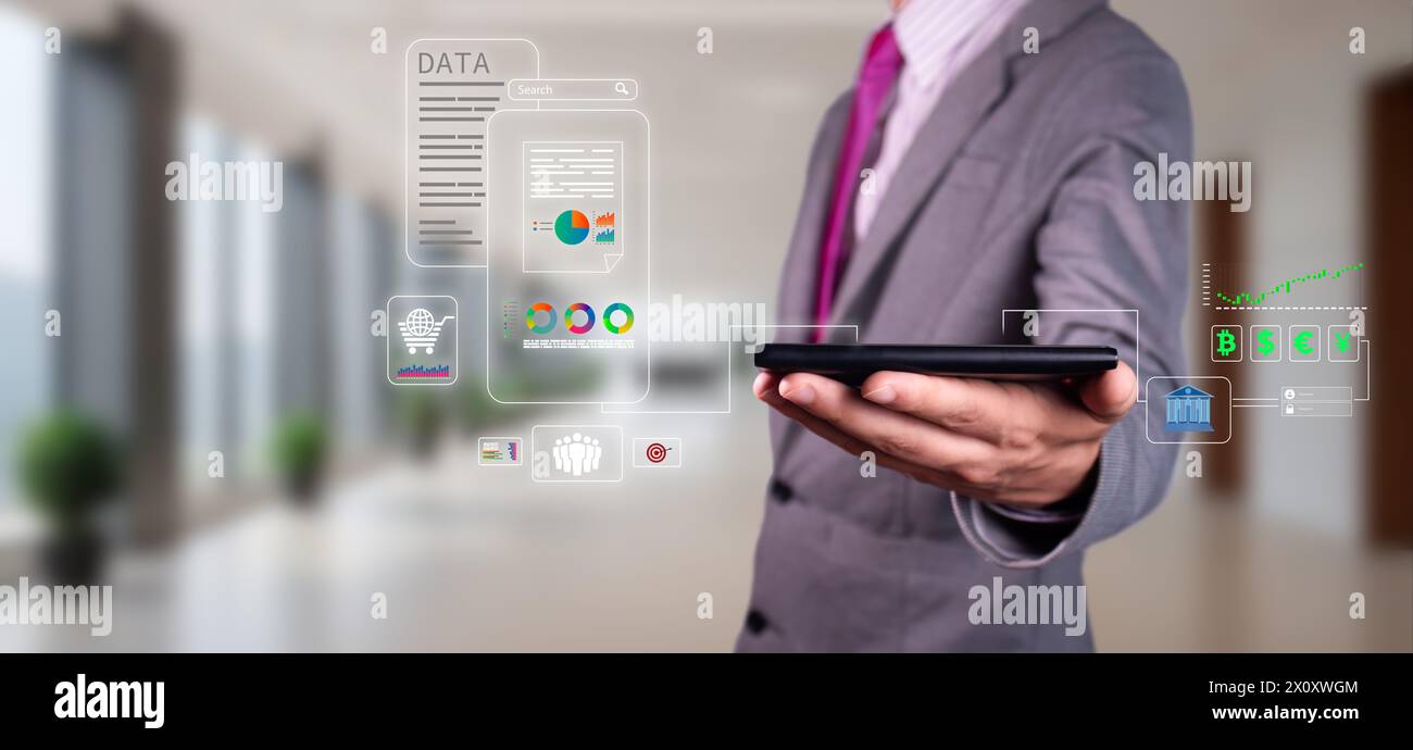 Geschäftsmann verwaltet Bankdaten, Einkäufe, Verkäufe und Investitionen über seine mobilen Geräte Stockfoto