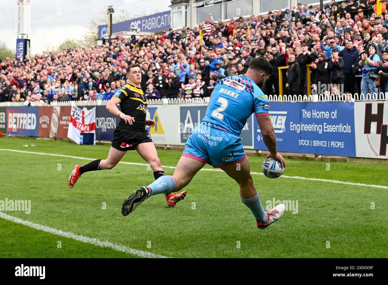 Abbas Miski von Wigan Warriors erzielt beim Viertelfinalspiel Castleford Tigers vs Wigan Warriors im Bending-A-hose Jungle, Castleford, Großbritannien, 14. April 2024 (Foto: Craig Cresswell/News Images) einen Versuch, 0-32 Punkte zu erzielen. Stockfoto