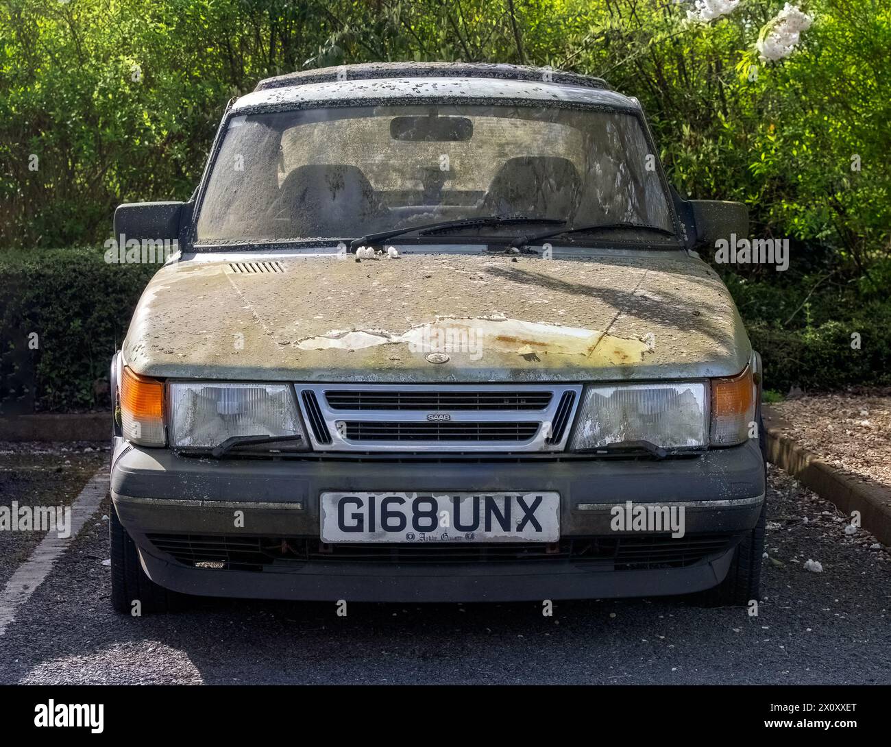 Milton Keynes, Großbritannien - 14. April 2024: 1990 klassischer Saab-Wagen parkt und unbenutzt Stockfoto