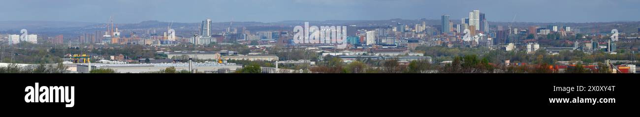 Ein Panoramablick auf die Skyline des Stadtzentrums von Leeds aus einer Entfernung von 5 Meilen. Stockfoto