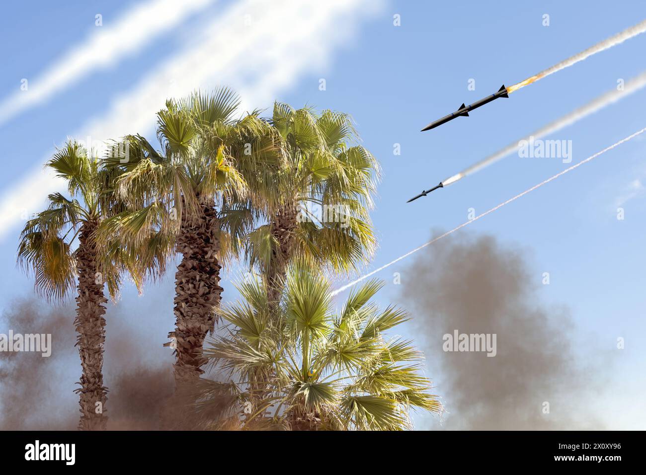 Ballistische Raketen am Himmel vor Palmenhintergrund, Spuren des Raketenstarts. Konzept: Krieg zwischen Iran und Israel, Raketenangriff. Stockfoto