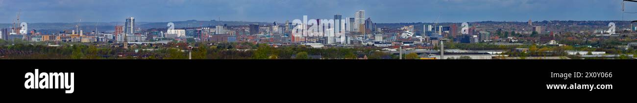 Ein Panoramablick auf die Skyline des Stadtzentrums von Leeds aus einer Entfernung von 5 Meilen. Stockfoto