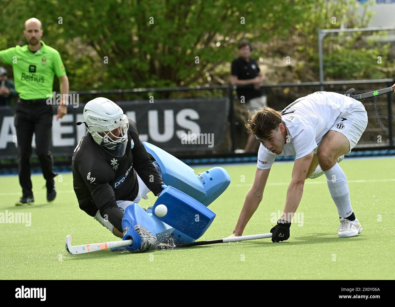 Braxgatas Torhüter Lysander Burmann und Samuel Malherbe von Racing kämpfen um den Ball während eines Hockeyspiels zwischen Braxgata und Royal Racing Club de Bruxelles (Ukkel-Uccle) am Sonntag, den 14. April 2024, in Boom, am 20. Tag der belgischen Hockeymeisterschaft. BELGA FOTO JOHN THYS Stockfoto