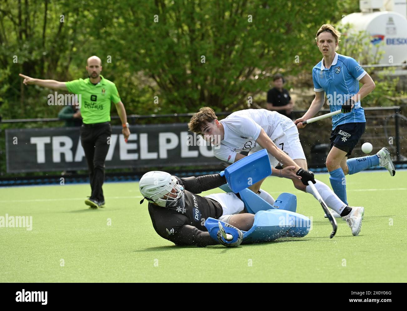 Braxgatas Torhüter Lysander Burmann und Samuel Malherbe von Racing kämpfen um den Ball während eines Hockeyspiels zwischen Braxgata und Royal Racing Club de Bruxelles (Ukkel-Uccle) am Sonntag, den 14. April 2024, in Boom, am 20. Tag der belgischen Hockeymeisterschaft. BELGA FOTO JOHN THYS Stockfoto