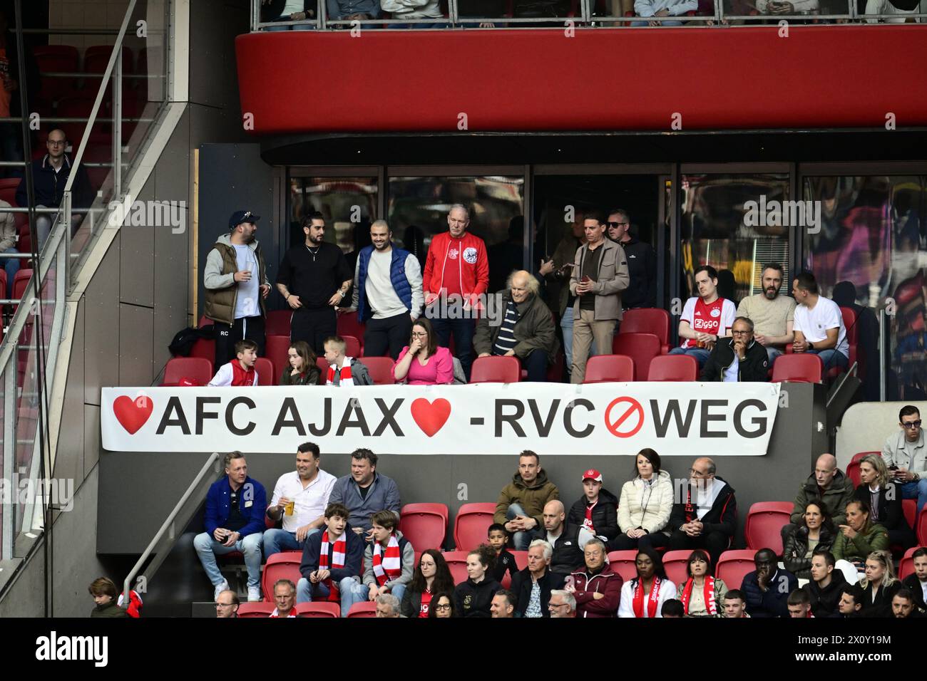 AMSTERDAM - Ajax-Anhänger mit Protestbannern „RVC Away“ während des niederländischen Eredivisie-Spiels zwischen Ajax Amsterdam und FC Twente in der Johan Cruijff Arena am 14. April 2024 in Amsterdam, Niederlande. ANP OLAF KRAAK Stockfoto