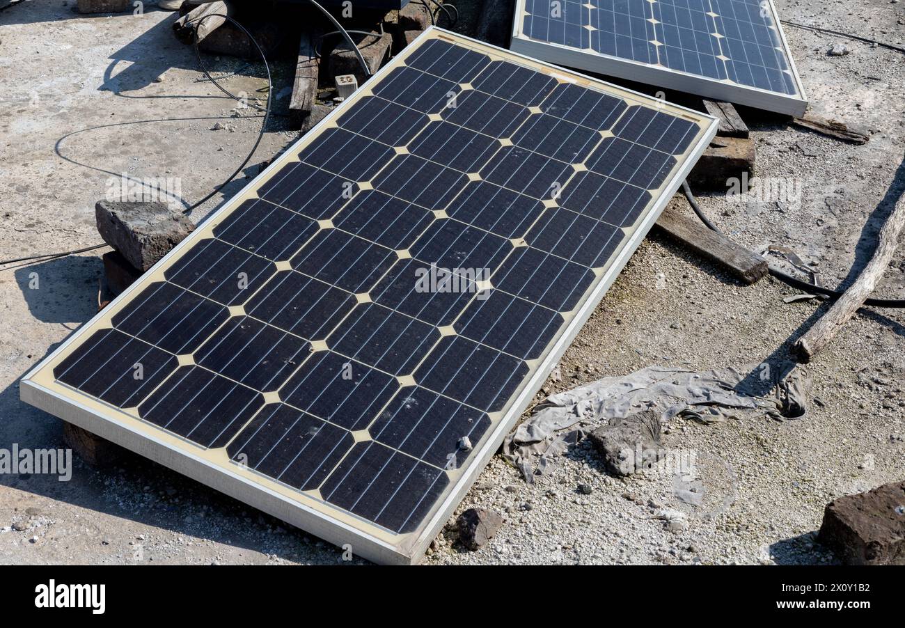 Alte Solarpaneele auf dem Dach eines Hauses. Entsorgung von Solarpaneelen Konzept. Stockfoto