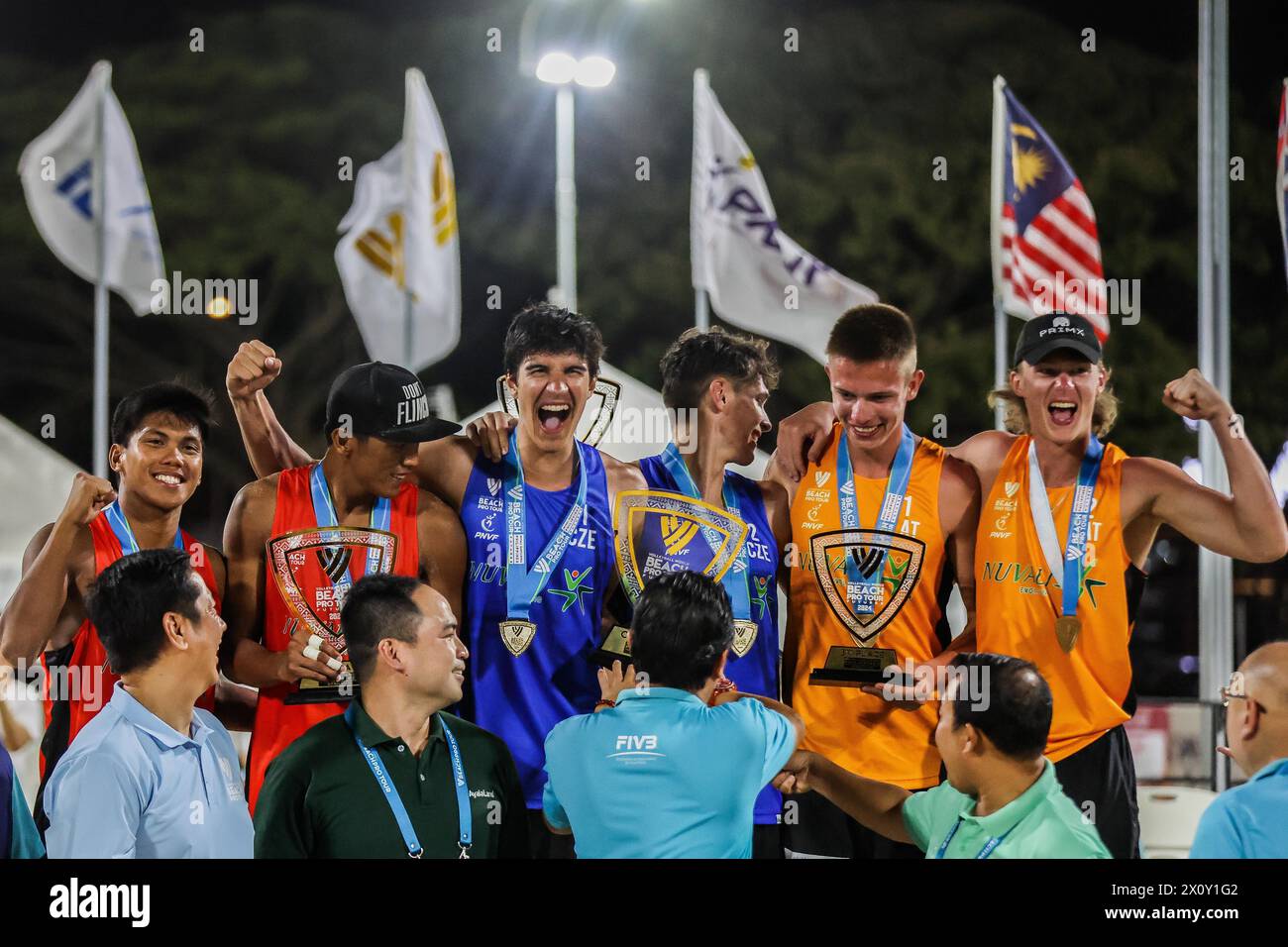 Provinz Laguna, Philippinen. April 2024. Die Medaillengewinner der Männer feiern während der Preisverleihung bei der Volleyball World Beach Pro Tour Futures in der Provinz Laguna, den Philippinen, am 14. April 2024. Quelle: Rouelle Umali/Xinhua/Alamy Live News Stockfoto