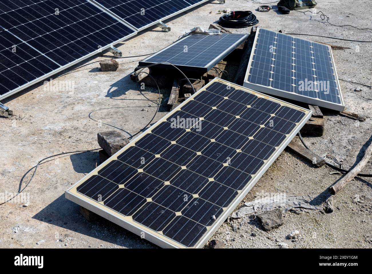 Alte kleine verwitterte Solarpaneele auf dem Dach eines Hauses Stockfoto