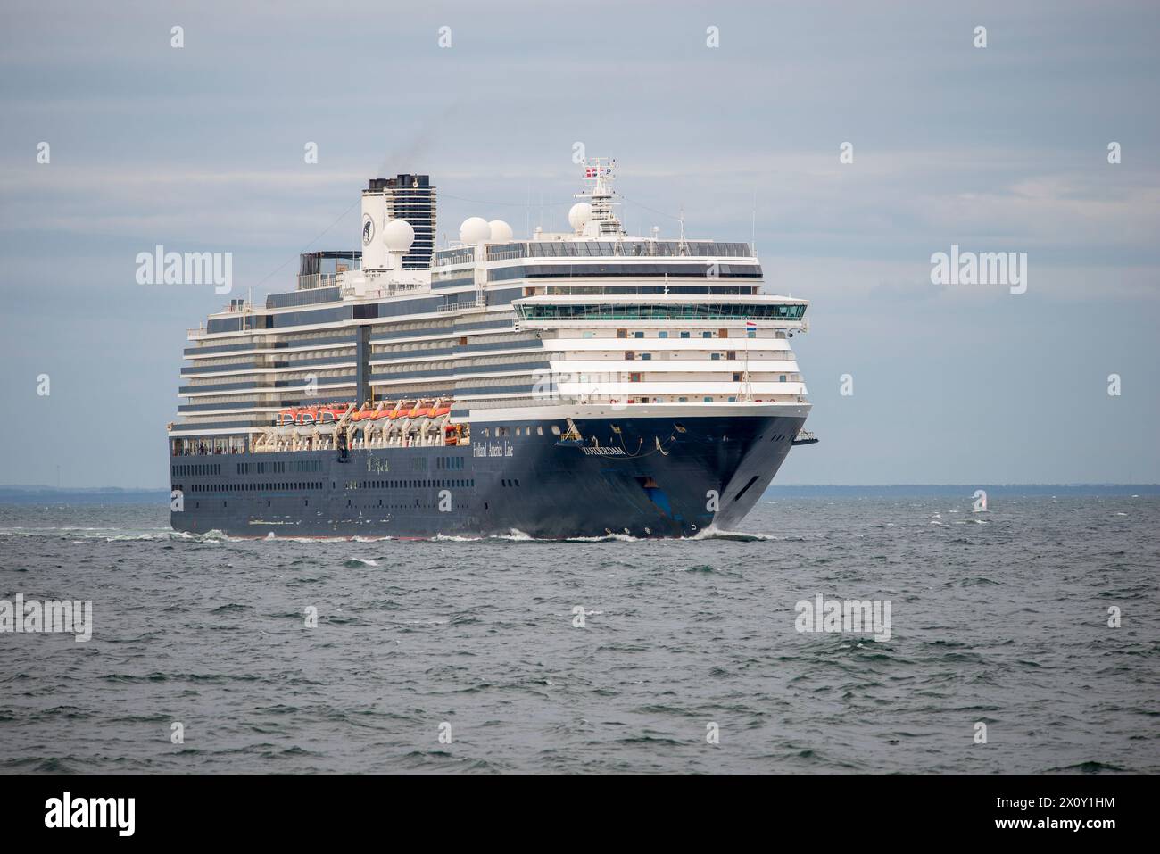 Dieses beeindruckende Stockbild zeigt den majestätischen Zuiderdam, ein Mitglied der Holland America Line Flotte, während er die ausgedehnten Gewässer der Balti durchquert Stockfoto