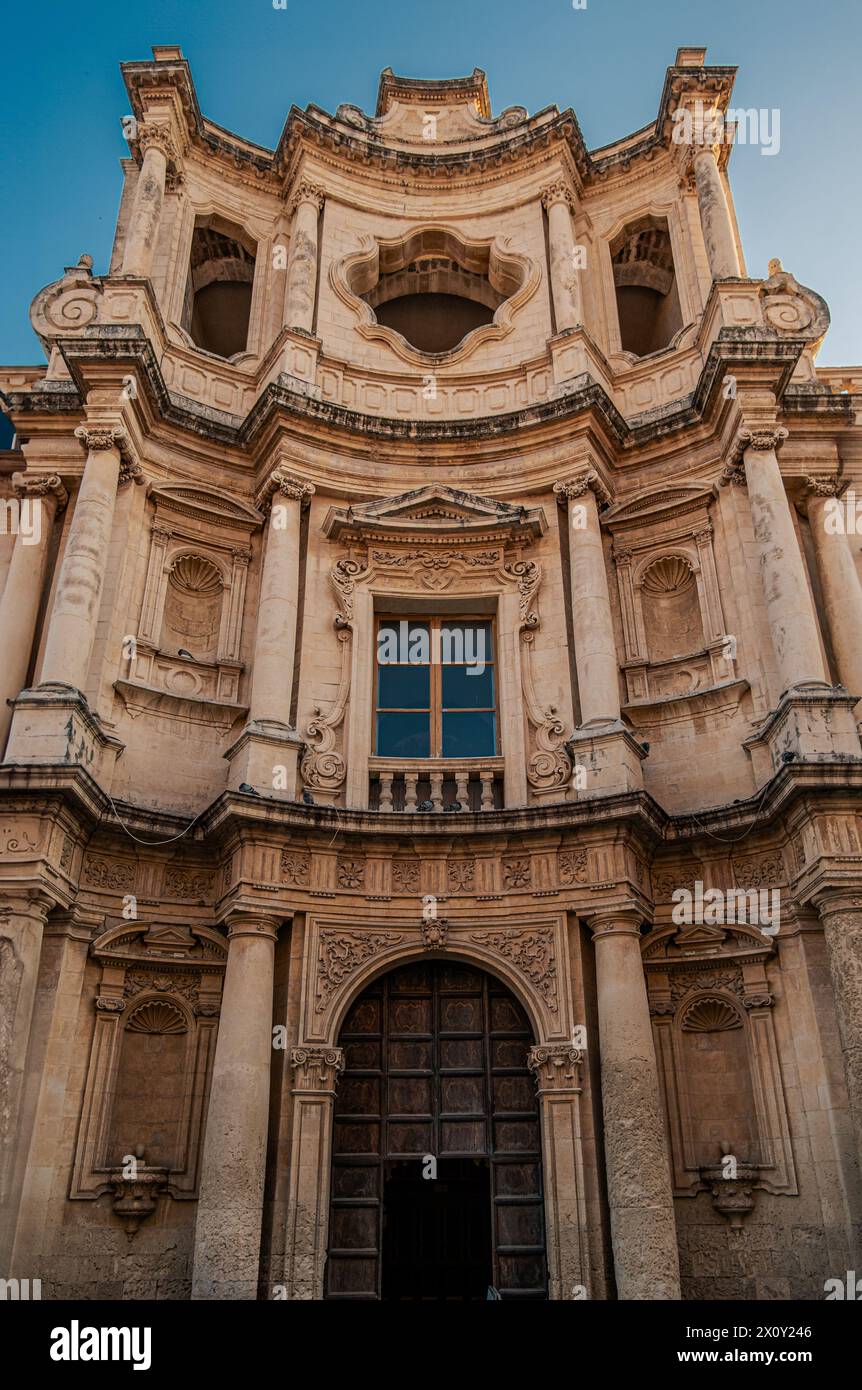 Die Fassade der Kirche San Carlo in der Hauptstraße der barocken Stadt Noto, Provinz Syrakus, Sizilien, Italien Stockfoto
