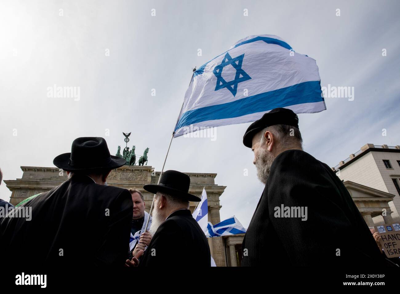 Hunderte Demonstranten versammelten sich am Sonntag, den 14. April 2024, am Brandenburger Tor in Berlin, um unter dem Banner "Hände weg von Israel! Wir stehen gemeinsam gegen den Terror des iranischen Regimes." Die Veranstaltung am Pariser Platz war geprägt von Aufrufen zur Solidarität mit Israel nach den beispiellosen direkten Angriffen aus iranischem Boden. Die Redner der Veranstaltung hoben den Start von Hunderten von Drohnen und Kreuzfahrtraketen durch den Iran als eine erhebliche Eskalation hervor. Die Versammlung betonte, dass der Iran nicht nur eine regionale, sondern auch eine internationale Bedrohung sei. Der Aufruhr beim Berliner Demonstrat Stockfoto