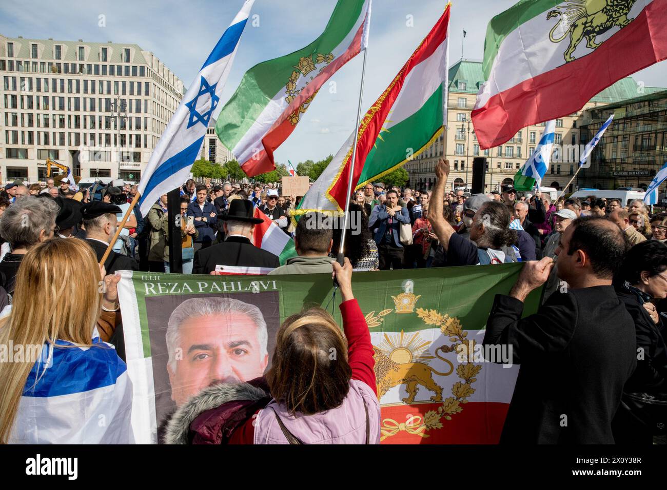 Hunderte Demonstranten versammelten sich am Sonntag, den 14. April 2024, am Brandenburger Tor in Berlin, um unter dem Banner "Hände weg von Israel! Wir stehen gemeinsam gegen den Terror des iranischen Regimes." Die Veranstaltung am Pariser Platz war geprägt von Aufrufen zur Solidarität mit Israel nach den beispiellosen direkten Angriffen aus iranischem Boden. Die Redner der Veranstaltung hoben den Start von Hunderten von Drohnen und Kreuzfahrtraketen durch den Iran als eine erhebliche Eskalation hervor. Die Versammlung betonte, dass der Iran nicht nur eine regionale, sondern auch eine internationale Bedrohung sei. Der Aufruhr beim Berliner Demonstrat Stockfoto