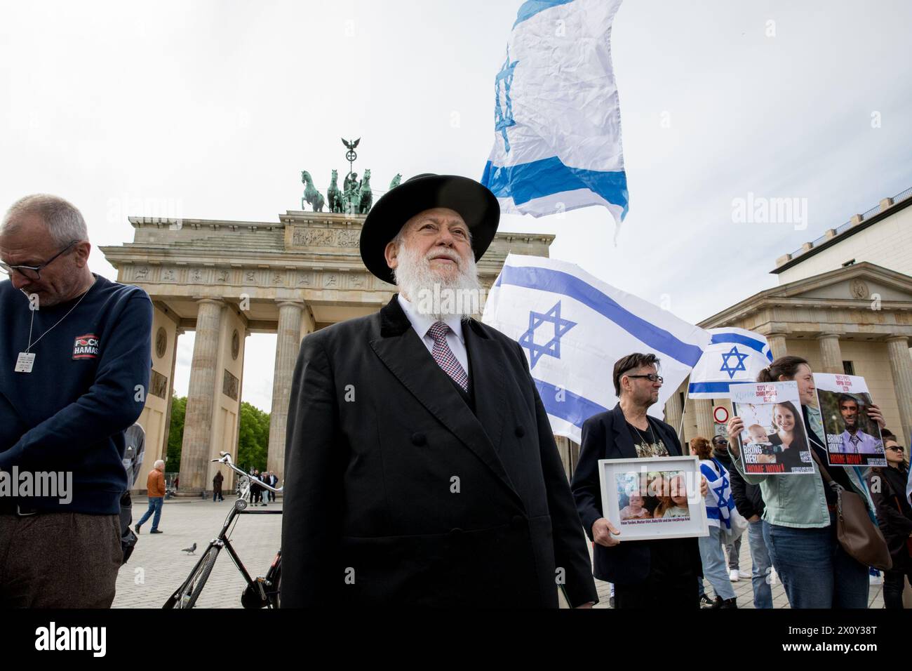 Hunderte Demonstranten versammelten sich am Sonntag, den 14. April 2024, am Brandenburger Tor in Berlin, um unter dem Banner "Hände weg von Israel! Wir stehen gemeinsam gegen den Terror des iranischen Regimes." Die Veranstaltung am Pariser Platz war geprägt von Aufrufen zur Solidarität mit Israel nach den beispiellosen direkten Angriffen aus iranischem Boden. Die Redner der Veranstaltung hoben den Start von Hunderten von Drohnen und Kreuzfahrtraketen durch den Iran als eine erhebliche Eskalation hervor. Die Versammlung betonte, dass der Iran nicht nur eine regionale, sondern auch eine internationale Bedrohung sei. Der Aufruhr beim Berliner Demonstrat Stockfoto