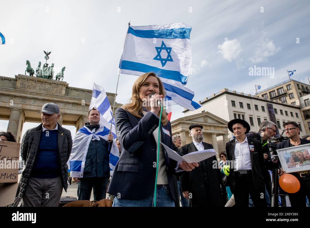 Hunderte Demonstranten versammelten sich am Sonntag, den 14. April 2024, am Brandenburger Tor in Berlin, um unter dem Banner "Hände weg von Israel! Wir stehen gemeinsam gegen den Terror des iranischen Regimes." Die Veranstaltung am Pariser Platz war geprägt von Aufrufen zur Solidarität mit Israel nach den beispiellosen direkten Angriffen aus iranischem Boden. Die Redner der Veranstaltung hoben den Start von Hunderten von Drohnen und Kreuzfahrtraketen durch den Iran als eine erhebliche Eskalation hervor. Die Versammlung betonte, dass der Iran nicht nur eine regionale, sondern auch eine internationale Bedrohung sei. Der Aufruhr beim Berliner Demonstrat Stockfoto