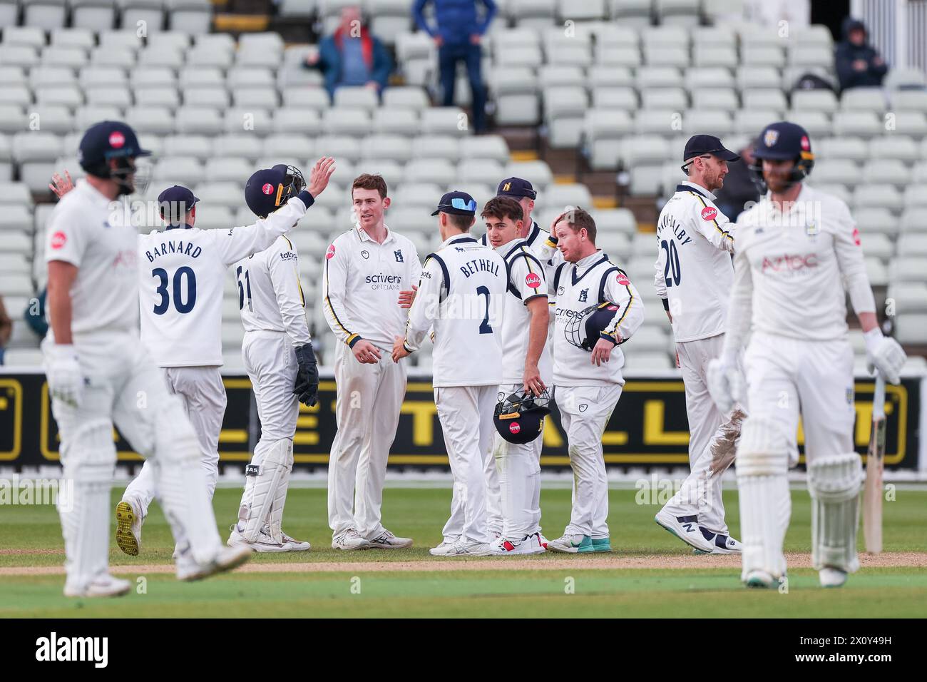 Birmingham, Großbritannien. April 2024. Warwickshire feiert den Wicket von Durham's Graham Clark für 76 von lbw aus dem Bowling von Rob Yates (Mitte links) während des dritten Tages der Vitality County Championship Division One Match zwischen Warwickshire CCC und Durham CCC am Edgbaston Cricket Ground, Birmingham, England am 14. April 2024. Foto von Stuart Leggett. Nur redaktionelle Verwendung, Lizenz für kommerzielle Nutzung erforderlich. Keine Verwendung bei Wetten, Spielen oder Publikationen eines einzelnen Clubs/einer Liga/eines Spielers. Quelle: UK Sports Pics Ltd/Alamy Live News Stockfoto