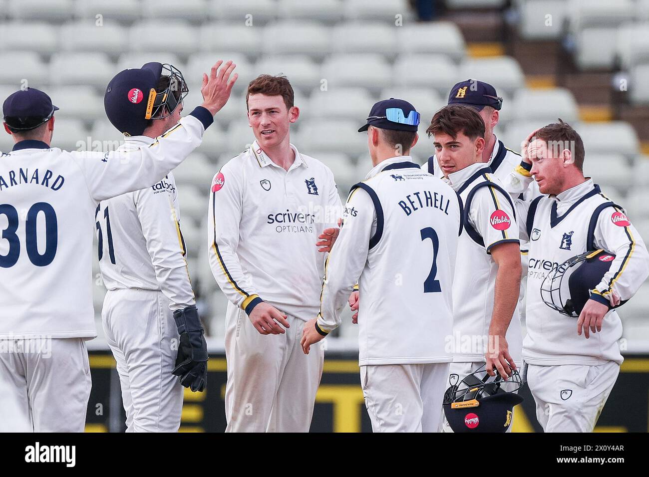 Birmingham, Großbritannien. April 2024. Warwickshire feiert den Wicket von Durham's Graham Clark für 76 von lbw aus dem Bowling von Rob Yates (Mitte links) während des dritten Tages der Vitality County Championship Division One Match zwischen Warwickshire CCC und Durham CCC am Edgbaston Cricket Ground, Birmingham, England am 14. April 2024. Foto von Stuart Leggett. Nur redaktionelle Verwendung, Lizenz für kommerzielle Nutzung erforderlich. Keine Verwendung bei Wetten, Spielen oder Publikationen eines einzelnen Clubs/einer Liga/eines Spielers. Quelle: UK Sports Pics Ltd/Alamy Live News Stockfoto