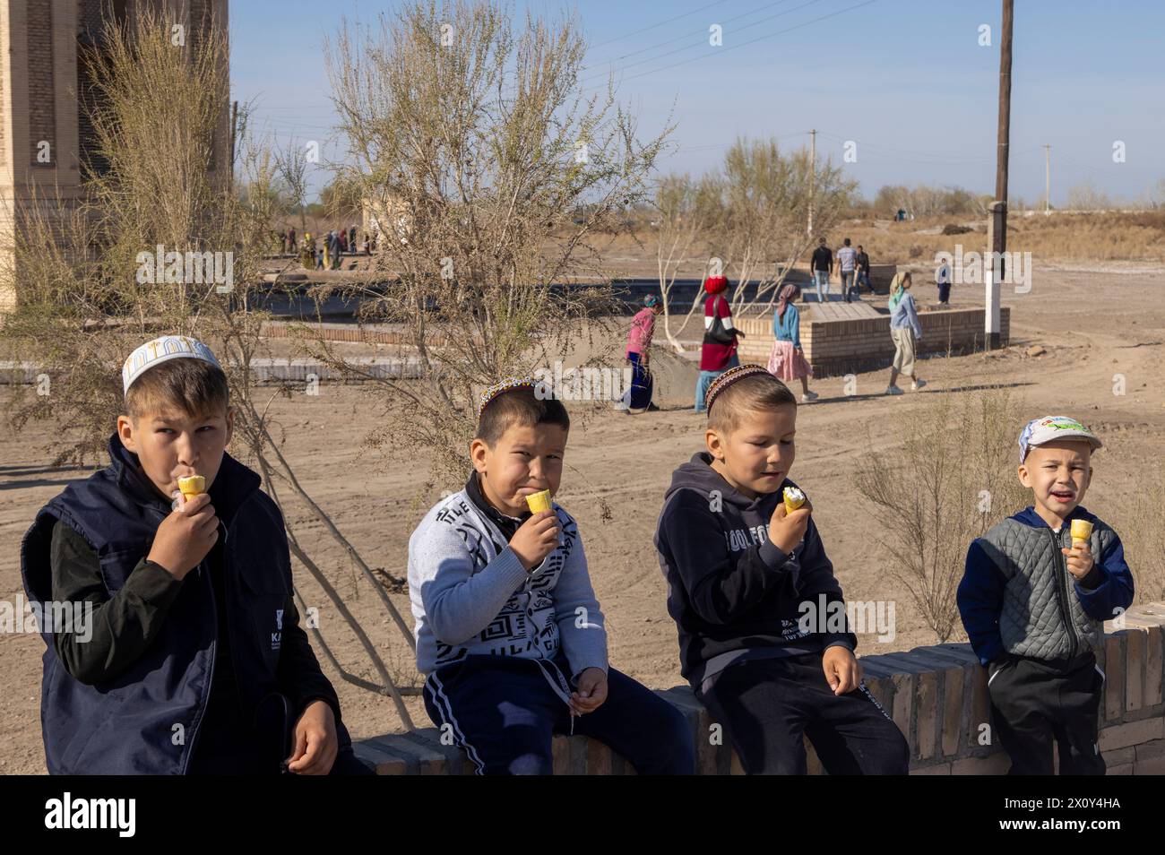 Junge Jungs essen Eis, Koneurgench, Turkmenistan Stockfoto