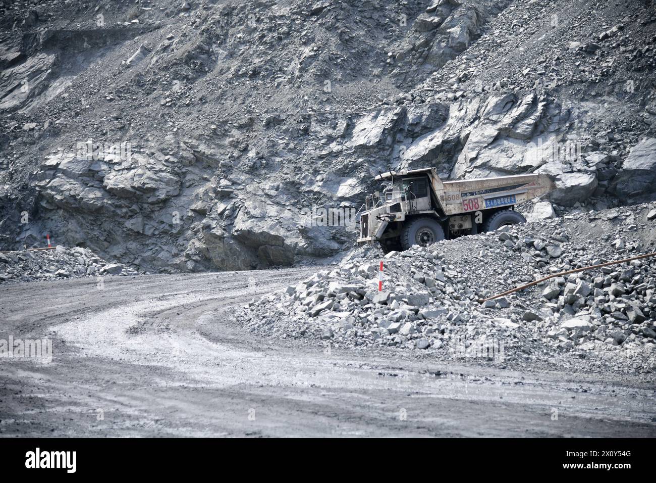 (240414) -- PANZHIHUA, 14. April 2024 (Xinhua) -- dieses am 11. April 2024 aufgenommene Foto zeigt einen unbemannten Lkw an einem Eisenerzbergwerk der Pangang Group in Panzhihua City, südwestchinesischer Provinz Sichuan. Pangang Group Co., Ltd. Ist ein extragroßes Vanadium-, Titan- und Stahlunternehmen im Südwesten Chinas. In den letzten Jahren hat das Unternehmen kontinuierlich die High-End-Entwicklung, intelligente und umweltfreundliche Entwicklung gefördert. Unsere Reporter besuchten kürzlich verschiedene Produktionszweige der Pangang Group Co., Ltd., um ihre Bemühungen zu beobachten, neue Qualitäts-Produktivkräfte zu entwickeln und eine qualitativ hochwertige Entwicklung zu fördern. (Xi Stockfoto