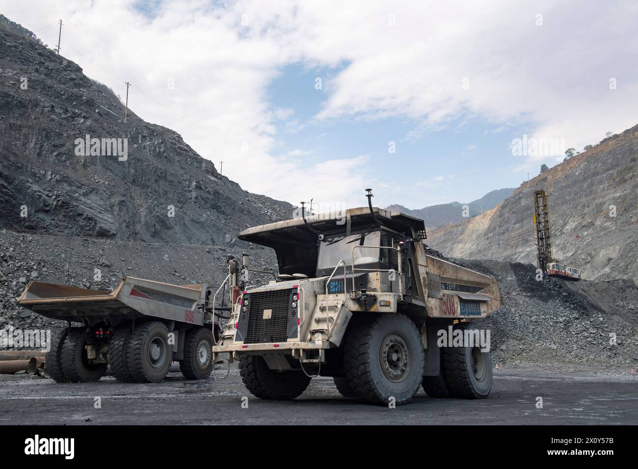 (240414) -- PANZHIHUA, 14. April 2024 (Xinhua) -- dieses Foto vom 11. April 2024 zeigt unbemannte LKWs an einem Eisenerzbergwerk der Pangang Group in Panzhihua City, südwestchinesischer Provinz Sichuan. Pangang Group Co., Ltd. Ist ein extragroßes Vanadium-, Titan- und Stahlunternehmen im Südwesten Chinas. In den letzten Jahren hat das Unternehmen kontinuierlich die High-End-Entwicklung, intelligente und umweltfreundliche Entwicklung gefördert. Unsere Reporter besuchten kürzlich verschiedene Produktionszweige der Pangang Group Co., Ltd., um ihre Bemühungen zu beobachten, neue Qualitäts-Produktivkräfte zu entwickeln und eine qualitativ hochwertige Entwicklung zu fördern. (Xin Stockfoto