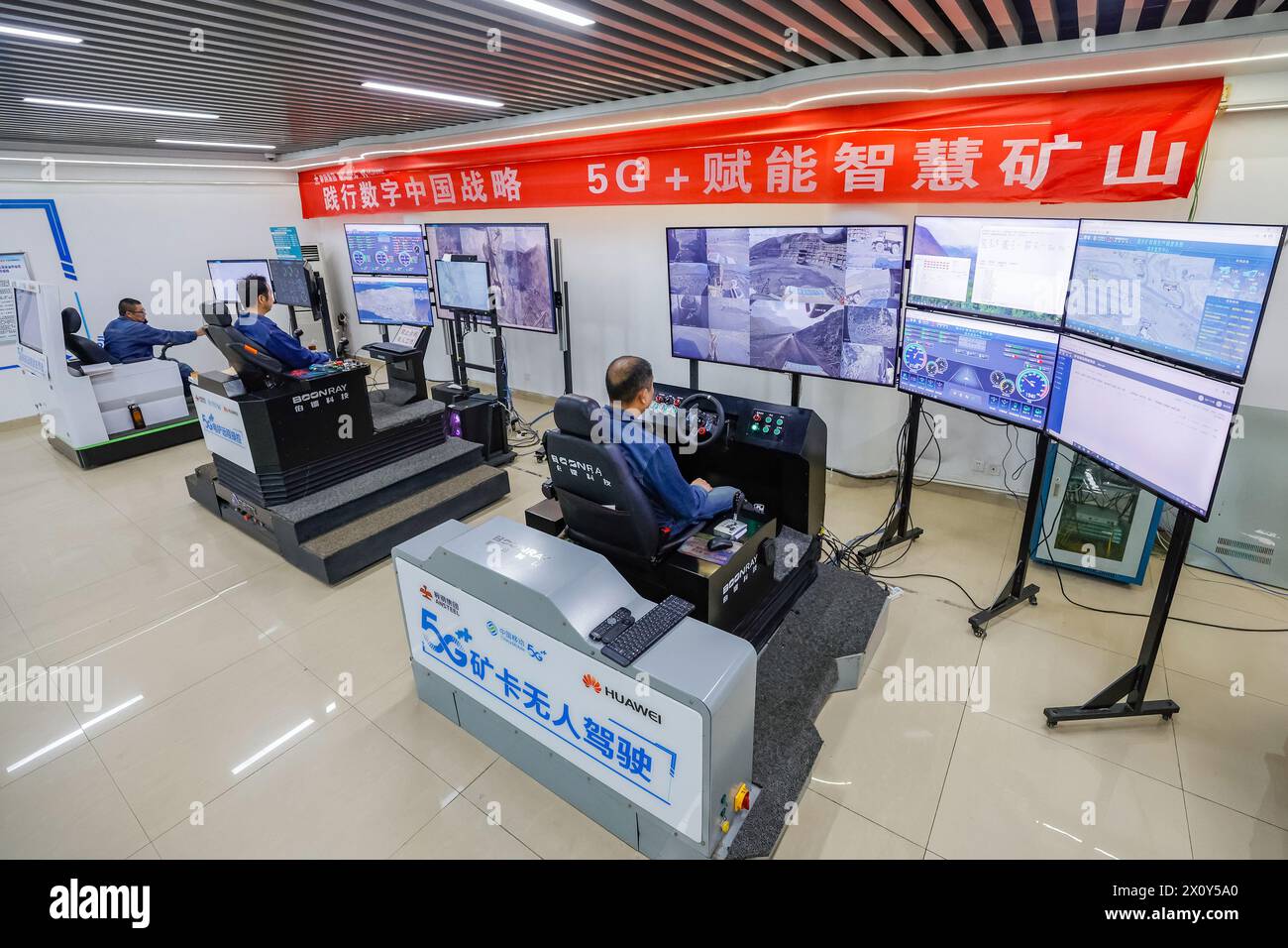 (240414) -- PANZHIHUA, 14. April 2024 (Xinhua) -- Techniker arbeiten am 11. April 2024 in einem intelligenten Kontrollzentrum einer Eisenerzbergwerksniederlassung der Pangang Group in Panzhihua, südwestchinesischer Provinz Sichuan. durch die Zusammenarbeit mit mehreren Technologieriesen fördert Pangang Group Co., Ltd. eine intelligente Transformation der Bergbauproduktion. Die Gruppe hat unbemannte Maschinen mit 5G-Antrieb eingesetzt, darunter Bohrmaschinen, elektrische Schaufeln und LKWs, und Remote-Operationen von der Erzgewinnung bis zum Transport realisiert. Pangang Group Co., Ltd. Ist ein extragroßes Vanadium-, Titan- und Stahlunternehmen Stockfoto