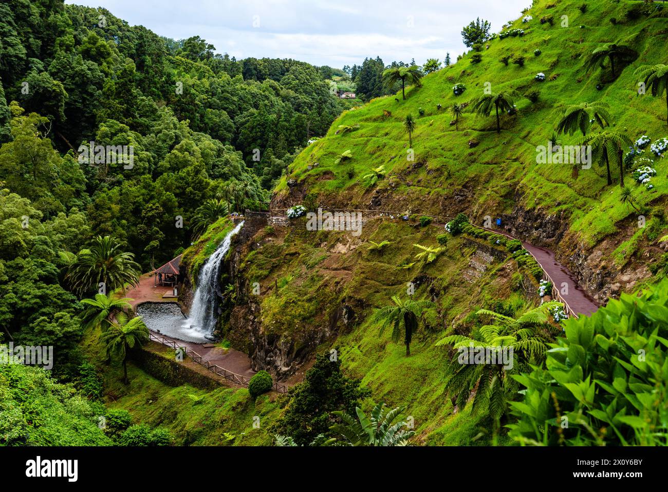 Wasserfall im Parque Natural da Ribeira dos Caldeiroes auf der Insel Sao Miguel, Azoren, Portugal Stockfoto