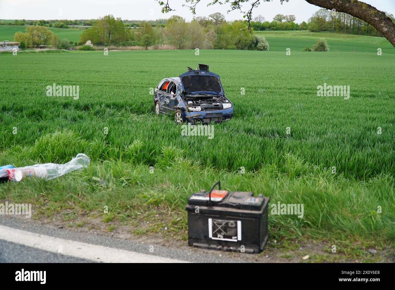 Schöpstal - PKW von Fahrbahn ab und überschlägt sich 13.04.2024 gegen 18:45 Uhr Görlitz, OT: Schöpstal, B115 Fotograf: LausitzNews.de/ Niclas Bittrich am Samstagabend kam es auf der B115 bei Görlitz zu einem schweren Verkehrsunfall. Der Fahrer befuhr mit seinem Sitz die Bundesstraße von Görlitz in Richtung Niesky. Aus noch ungeklärter Ursache kam er mit seinem Seat nach rechts von der Fahrbahn ab überschlug sich und kam auf einem angrenzenden Feld zum stehen. Sofort war der Notruf abgesagt und mehrere Einsatzkräfte der Feuerwehr, Polizei und der Rettungsdienst zum UN Stockfoto