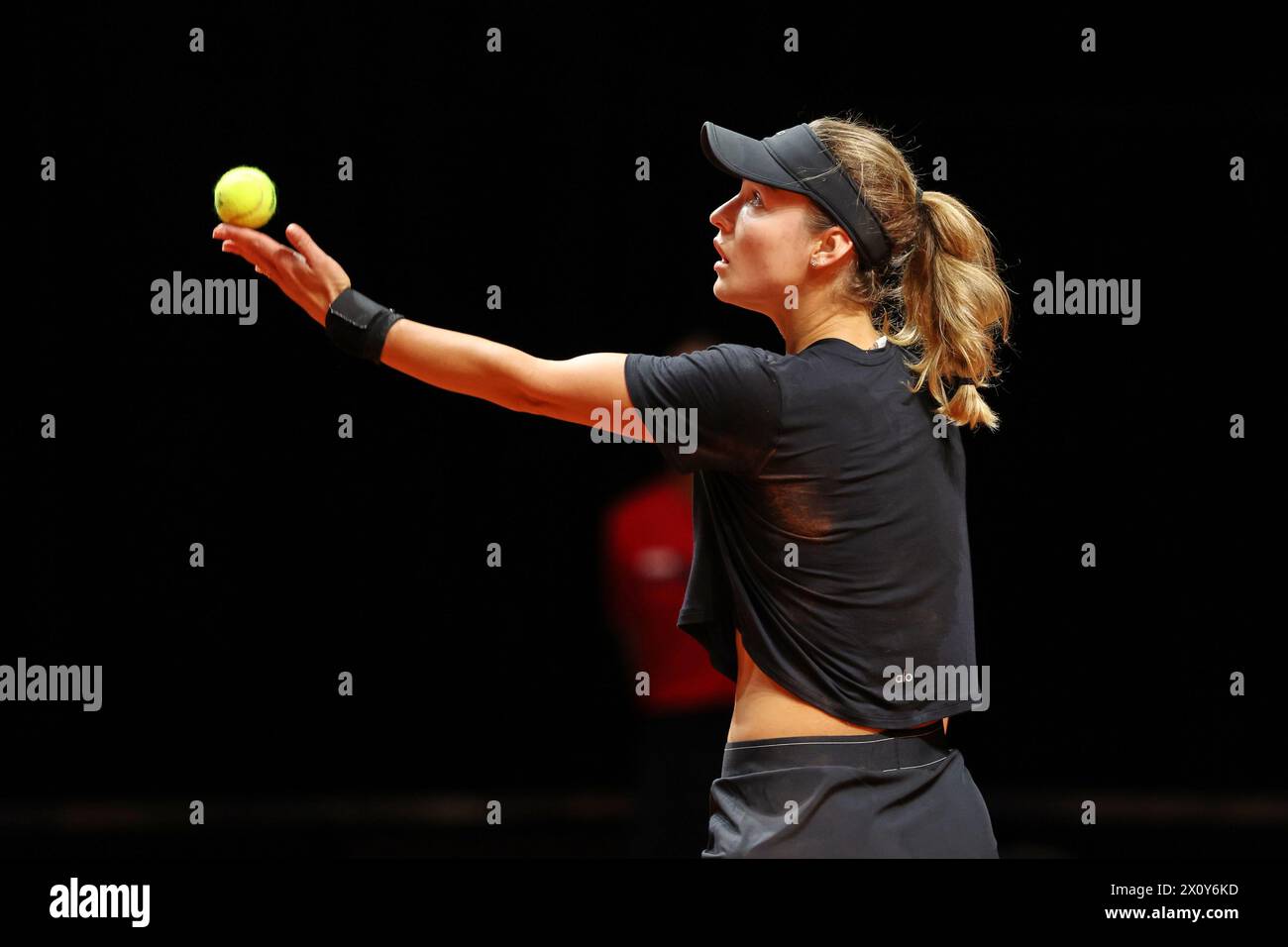 14. April 2024, Stuttgart, Baden-WÃ¼rttemberg, Deutschland: Anna Kalinskaya diente während der 47er. Porsche Tennis Grand Prix Stuttgart – WTA500 (Bild: © Mathias Schulz/ZUMA Press Wire) NUR REDAKTIONELLE VERWENDUNG! Nicht für kommerzielle ZWECKE! Stockfoto