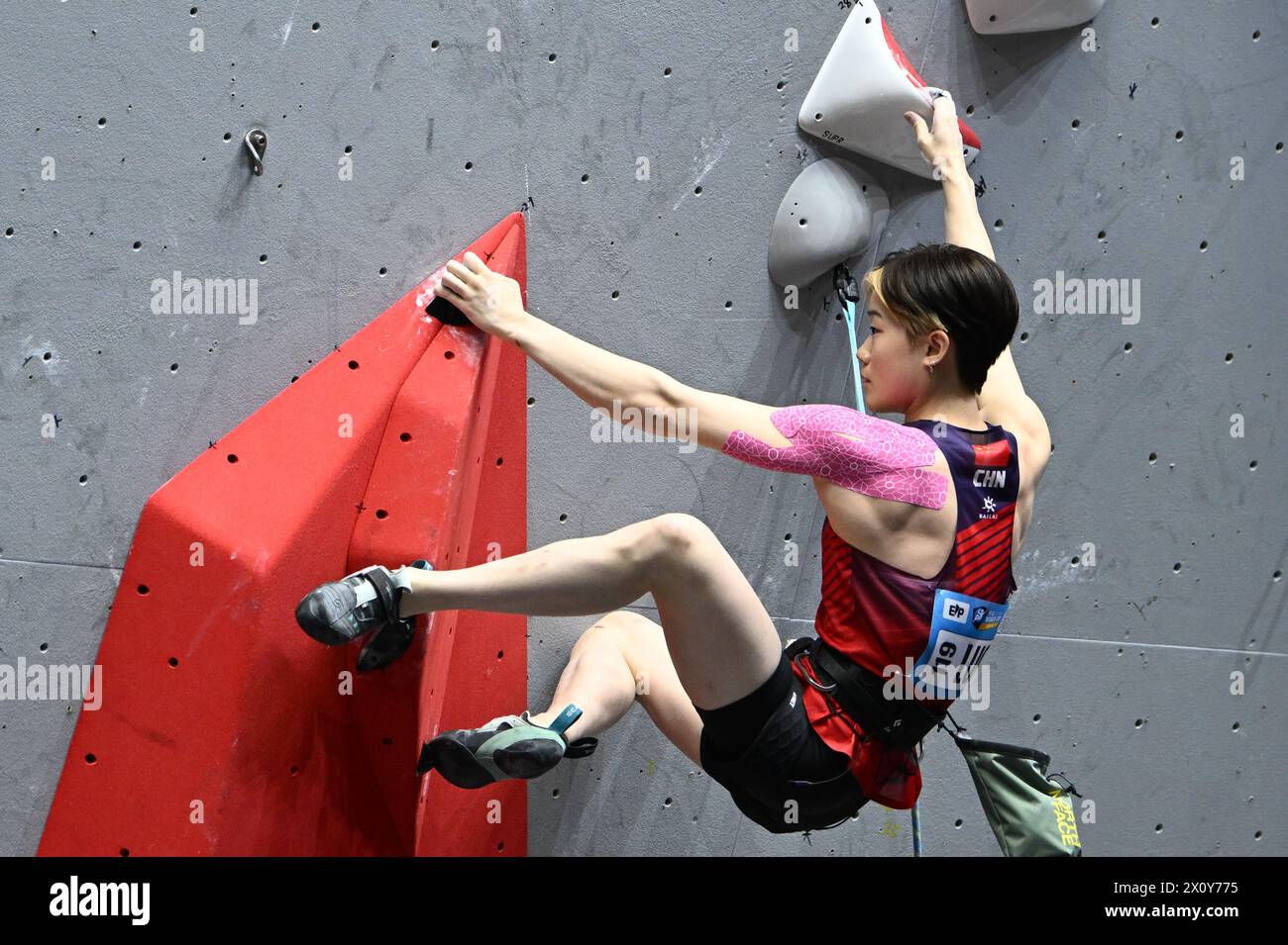 Suzhou, chinesische Provinz Jiangsu. April 2024. Luo Zhilu aus China tritt am 14. April 2024 bei der IFSC World Cup Wujiang 2024 in Suzhou in der ostchinesischen Provinz Jiangsu an. Quelle: Wang Xuzhong/Xinhua/Alamy Live News Stockfoto