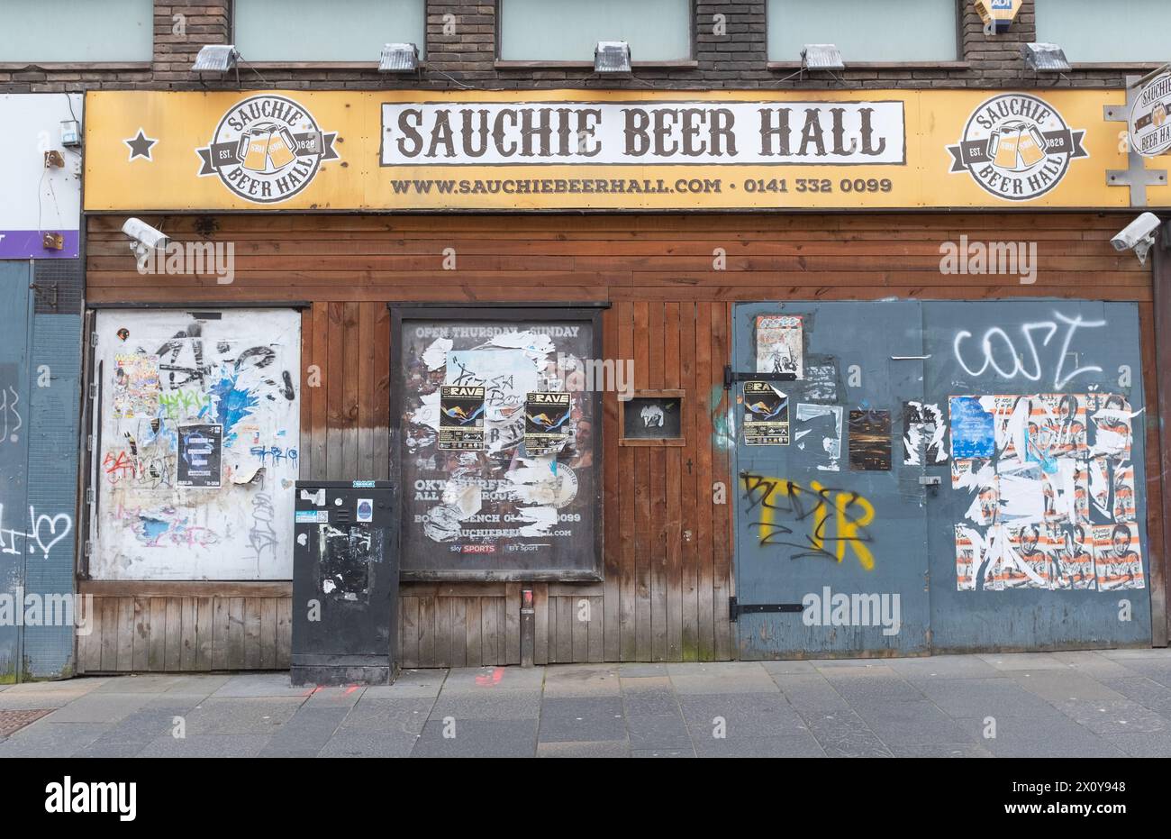 Fassade der inzwischen geschlossenen Sauchie Beer Hall in der Sauchiehall Street im Stadtzentrum von Glasgow, Schottland. Dies zeigt, dass der Gastgewerbe Probleme hat. Stockfoto