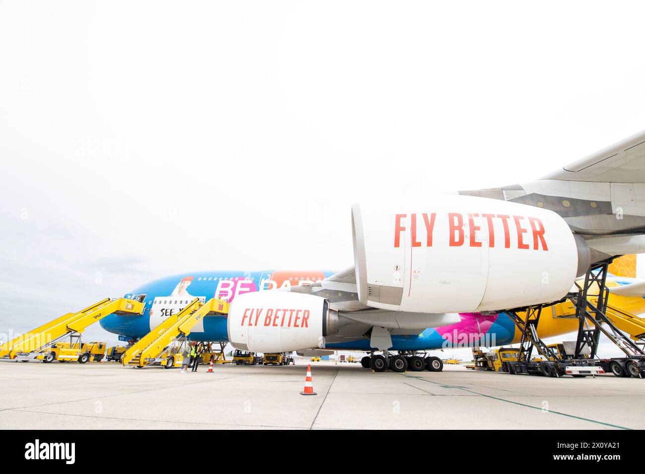 Die Fluglinie Emirates bietet Flüge von Wien nach Dubai mit einem Airbus A 380 - 800 an. Es handelt sich dabei um das derzeit größte Passagierflugzeug der Welt. Im Bild: Airbus A 380 - 800 Außenansicht am Mittwoch, 10. April 2024 Uhr Flughafen Wien-Schwechat. // Emirates Airlines bietet Flüge von Wien nach Dubai mit dem Airbus A 380 - 800 an, dem derzeit größten Passagierflugzeug der Welt. Bild: Airbus A 380 - 800 Außenansicht am Mittwoch, 10. April 2024 in Schwechat - Wien, Österreich. - 20240410 PD24139 Credit: APA-PictureDesk/Alamy Live News Stockfoto