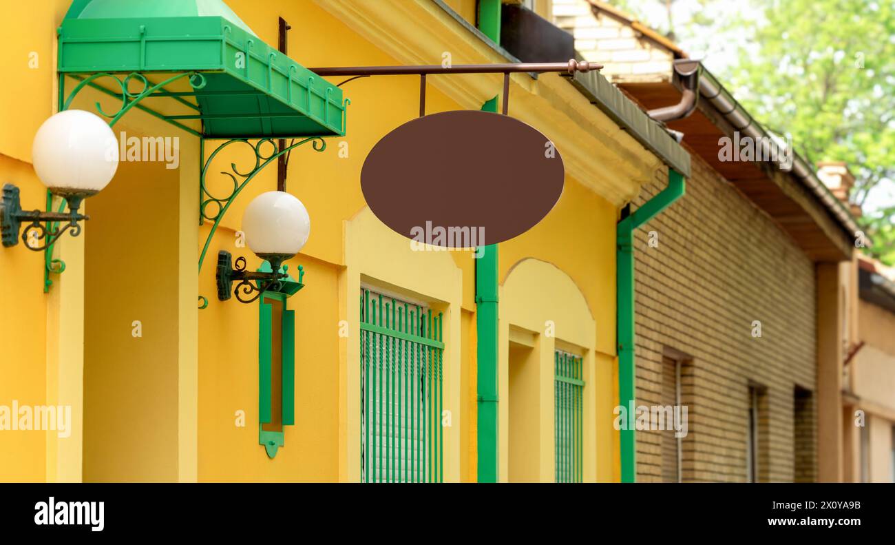 Nachbildung eines Retro-Straßenwerbung-Schildes über einem Straßenladen. Altmodisches Ladenschild in der Altstadt. Stockfoto