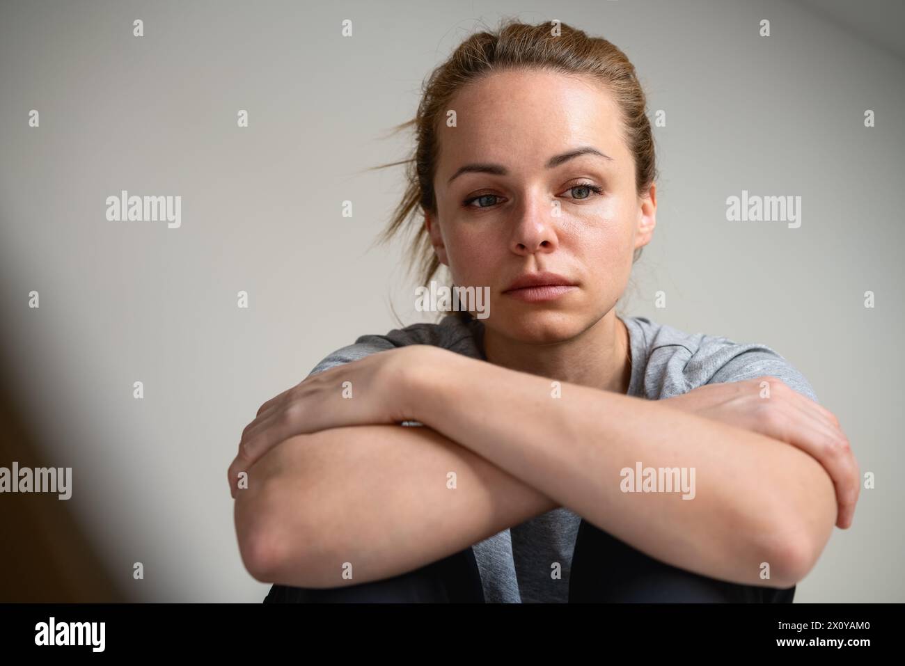 Porträt einer heruntergekommenen und depressiven erwachsenen Frau zu Hause. Psychische Erkrankungen und Melancholie. Stockfoto