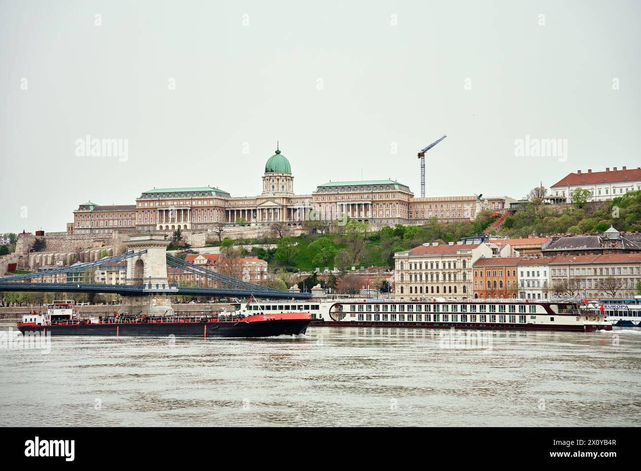 Panoramablick auf die Skyline von Budapest. Schloss Grand Buda in der Hauptstadt von Ungarn. Historische Architektur in Europa Stockfoto