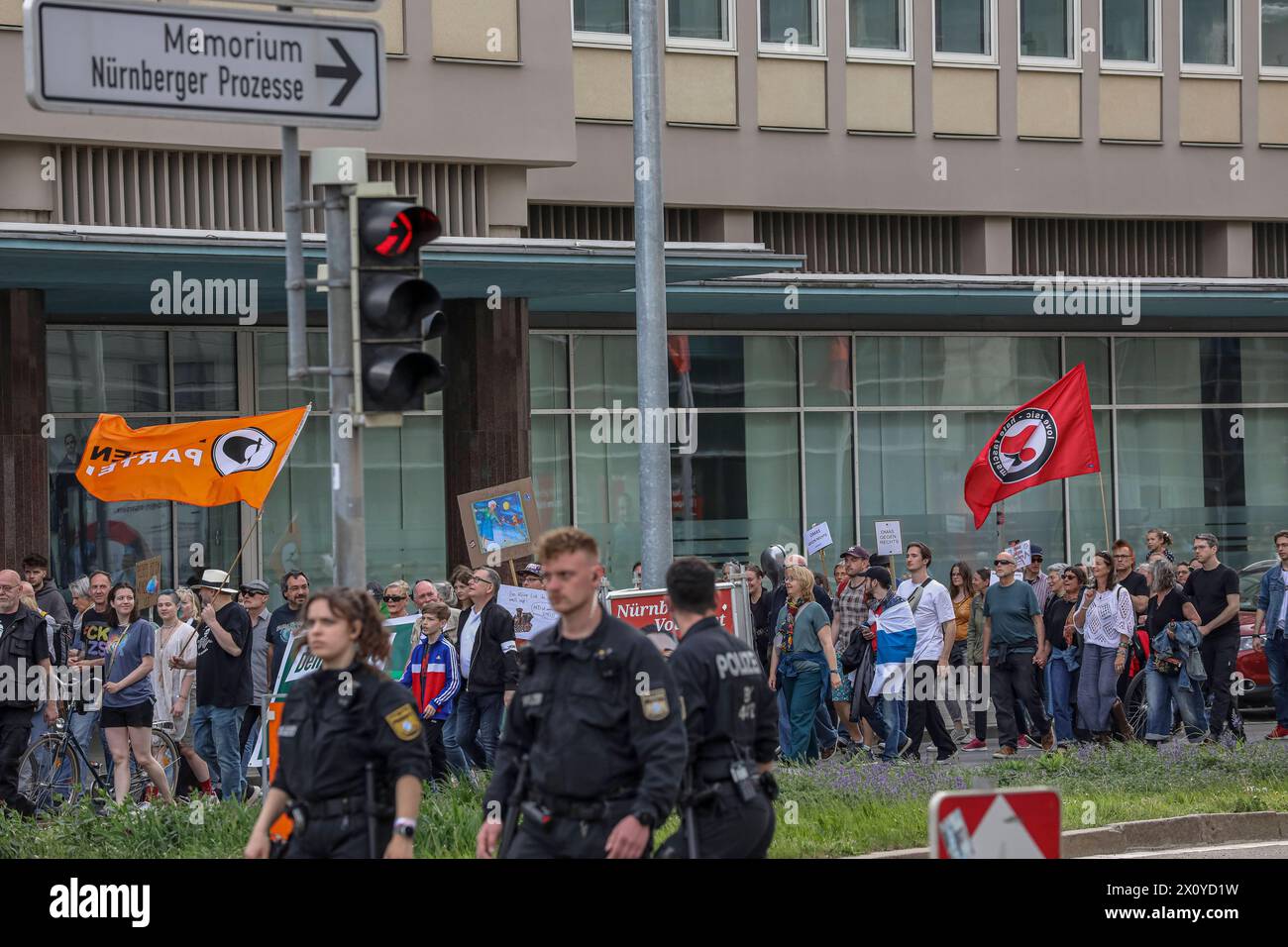 14.04.2024, Demonstration gegen Rechtsextremismus, Nürnberg: Anlässlich des 75. Jahrestage des letzten Nürnberger Nachfolgeprozesses gegen NS-Kriegsverbrecher letzte Urteilsverkündung: 14.04.1949 gehen in Nürnberg rund 200 Personen für Rechtsstaatlichkeit und Demokratie sowie gegen Rechtsextremismus auf die Straße. Sie ziehen vom Jusitzpalast bis zur Straße der Menschenrechte. Bayern Deutschland Demonstration 75. Jahrestag Nürnberger Nachfolgeprozesse-17 *** 14 04 2024, Demonstration gegen Rechtsextremismus, Nürnberg anlässlich des 75. Jahrestages der letzten Nürnberger Erfolge Stockfoto