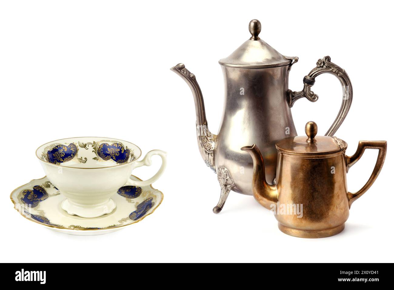 Vintage Teekanne, Kaffeekanne und Porzellanbecher und Untertasse isoliert auf weißem Hintergrund. Collage. Stockfoto