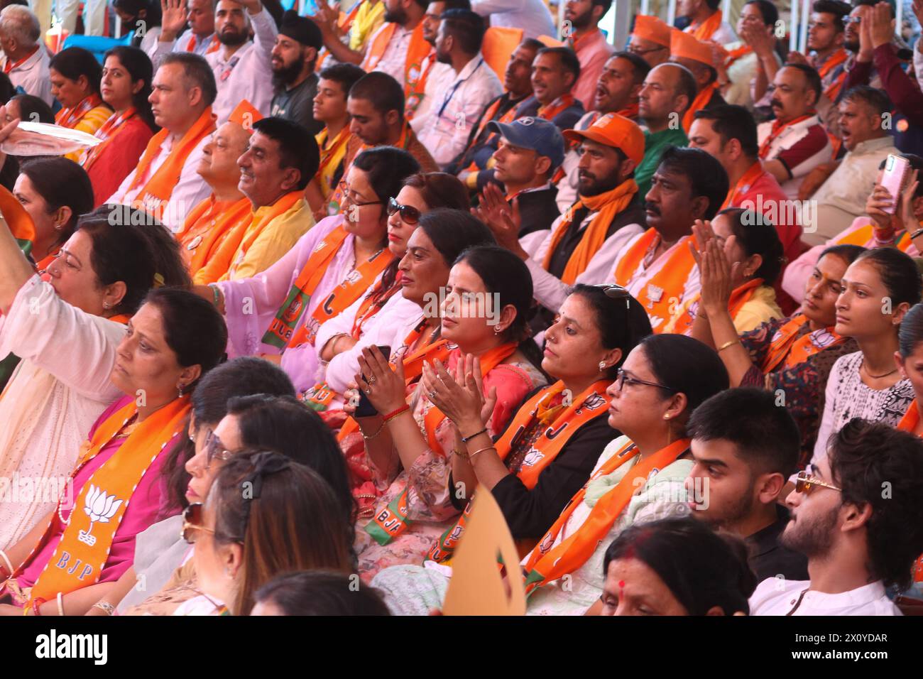 Nicht exklusiv: Der indische Premierminister Narendra Modi begrüßt während einer politischen Kundgebung zur Wahl von Lok Sabha im Bezirk Udhampur. Stockfoto